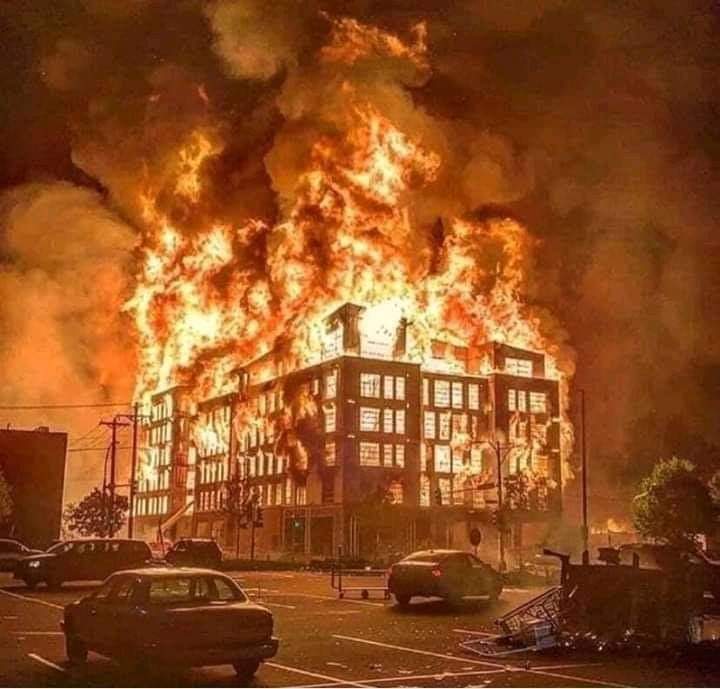 Un des  building incendiés par les manifestants 