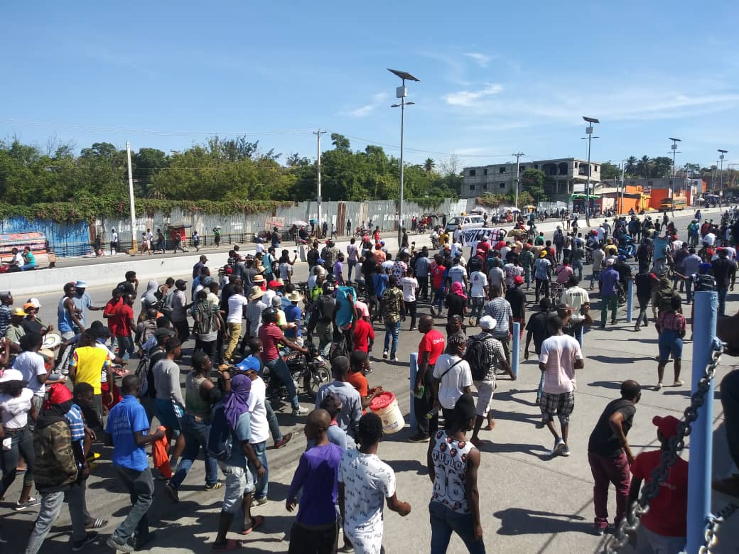 Des manifestants sur la route de Delmas 