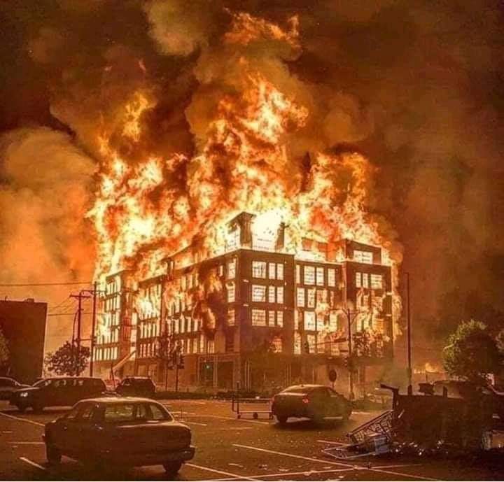 Un des  building incendiés par les manifestants 