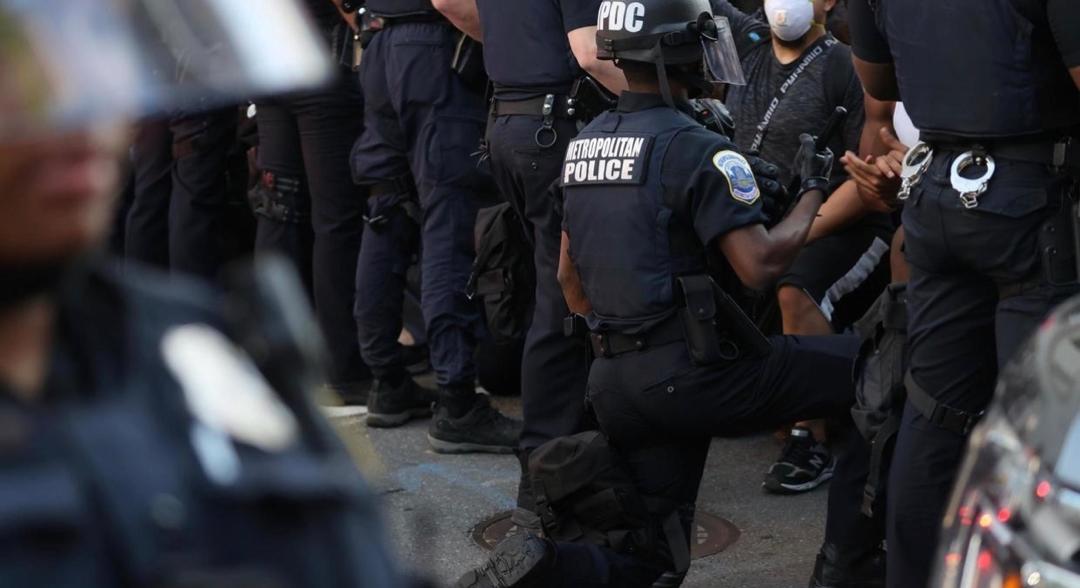 Des policiers solidaires des manifestants 