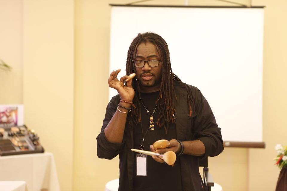 Le maquilleur Maikadou Rosier 