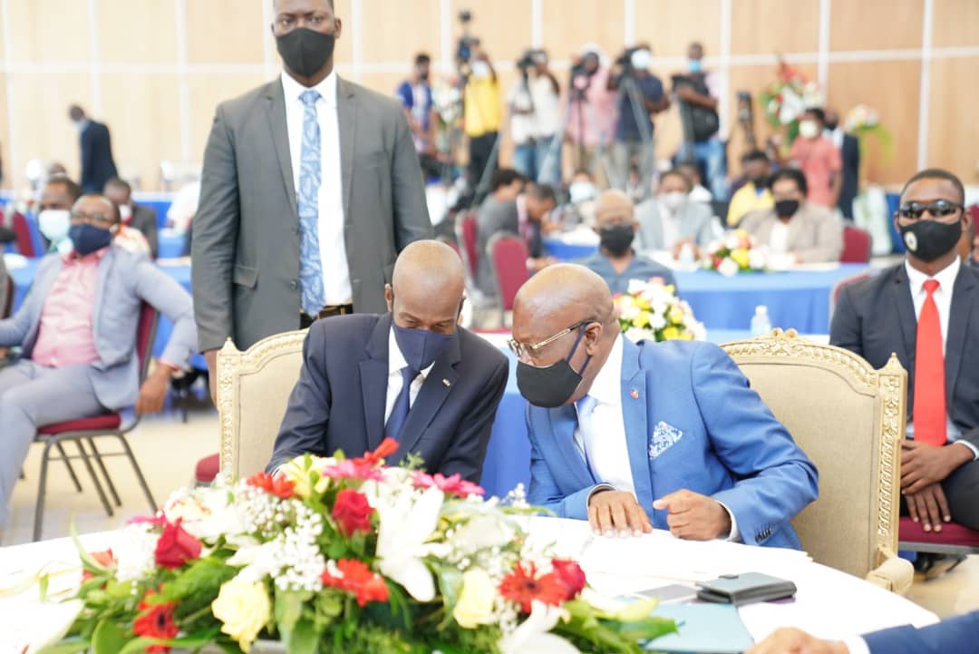 Jovenel Moise et Joepsh Jouthe en conversation 