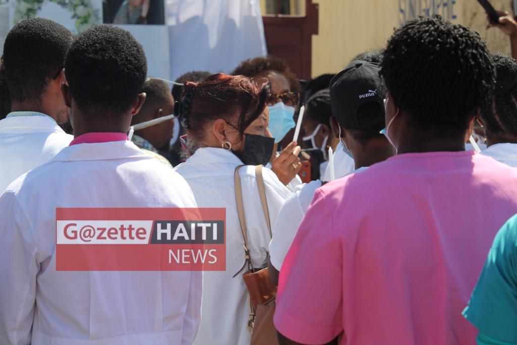 Des medecins devant la clinique du Dr Pady 