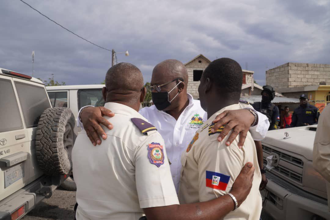Jouthe Joseph ds les rues saluant des policiers 