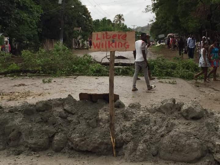 La route barricadée à 2ème Plaine( Petit-Gõave)