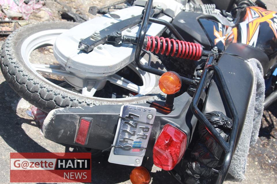 La motocyclette des victimes sur les lieux du crime