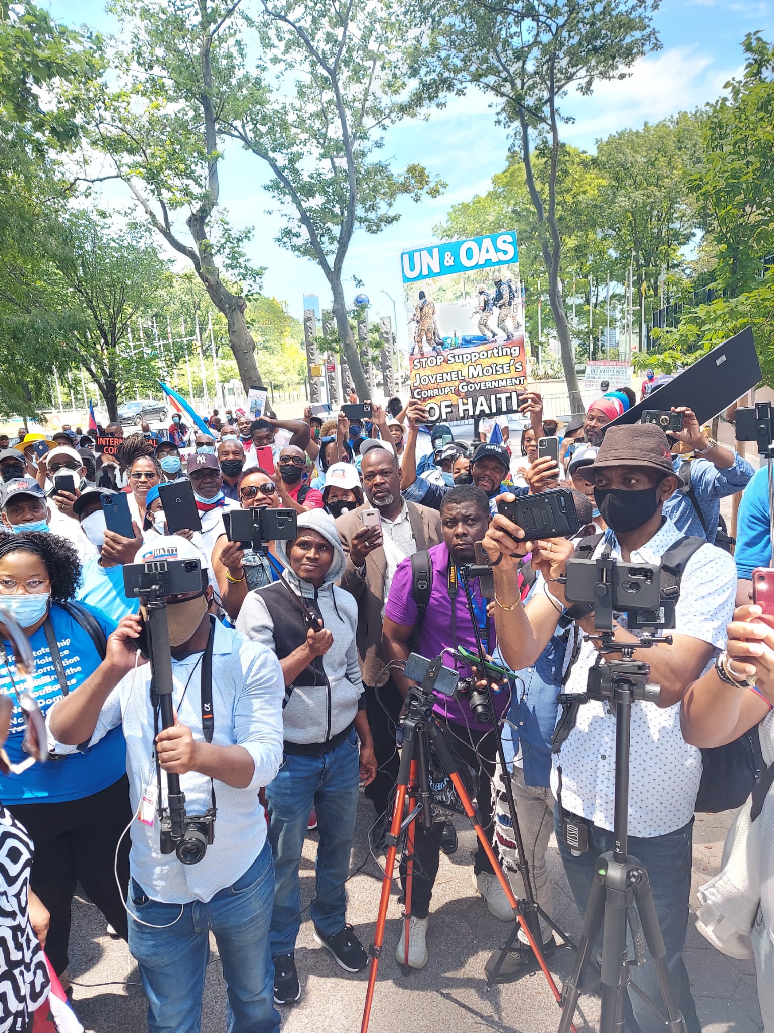 La  foule  d'haïtiens  devant l'ONU 
