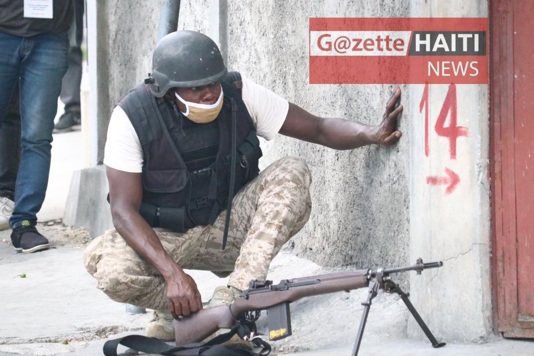 Un policoer derière son fusil 