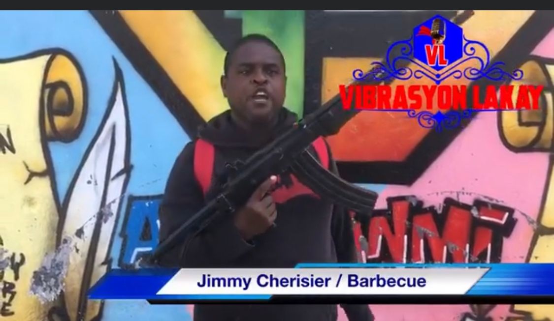 Barbecue fusil d'assault en mains 