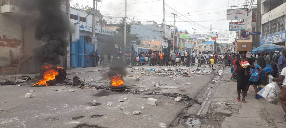 Barricades de pneus enflammés à Lalue 
