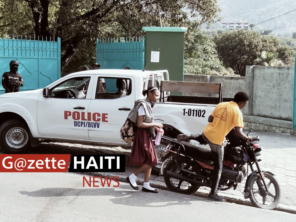 Une patrouille devant l'école 