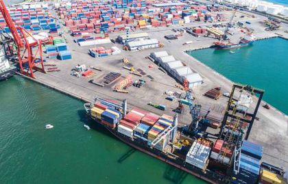 Vue aérienne de la jetée de Haina, au moment où un navire est chargé de conteneurs de marchandises à exporter