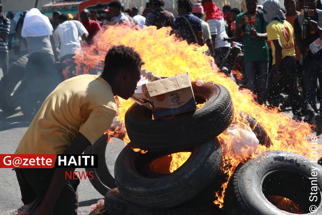 Des manifestants dressant des barricades 