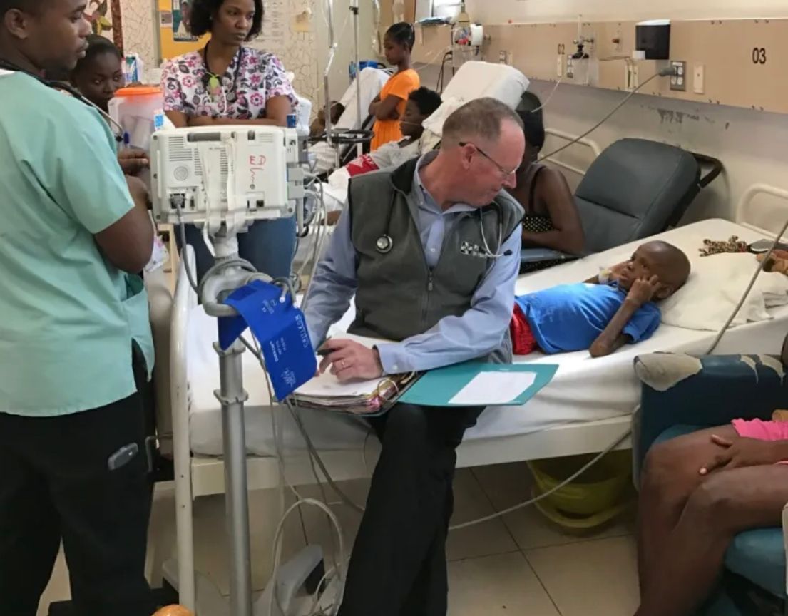 Le Dr Paul Farmer au chevet d'un enfant 