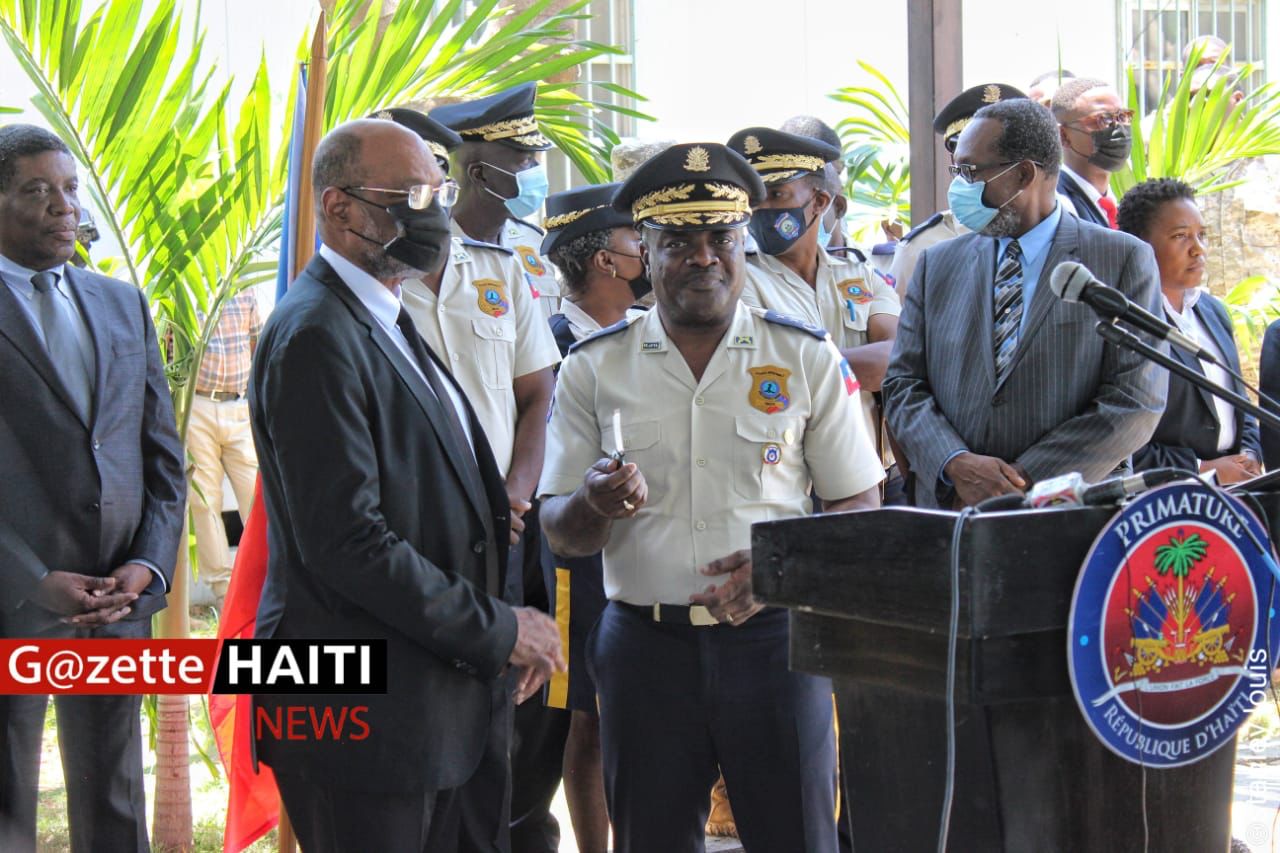 Le Pm Henry remettant des véhicules à la PNH 
