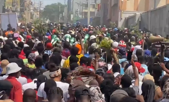 Une vue d'une foule à Pétion Ville