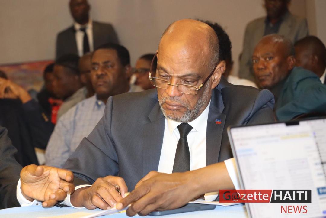 Le Pm Ariel Henry signant l'accord 