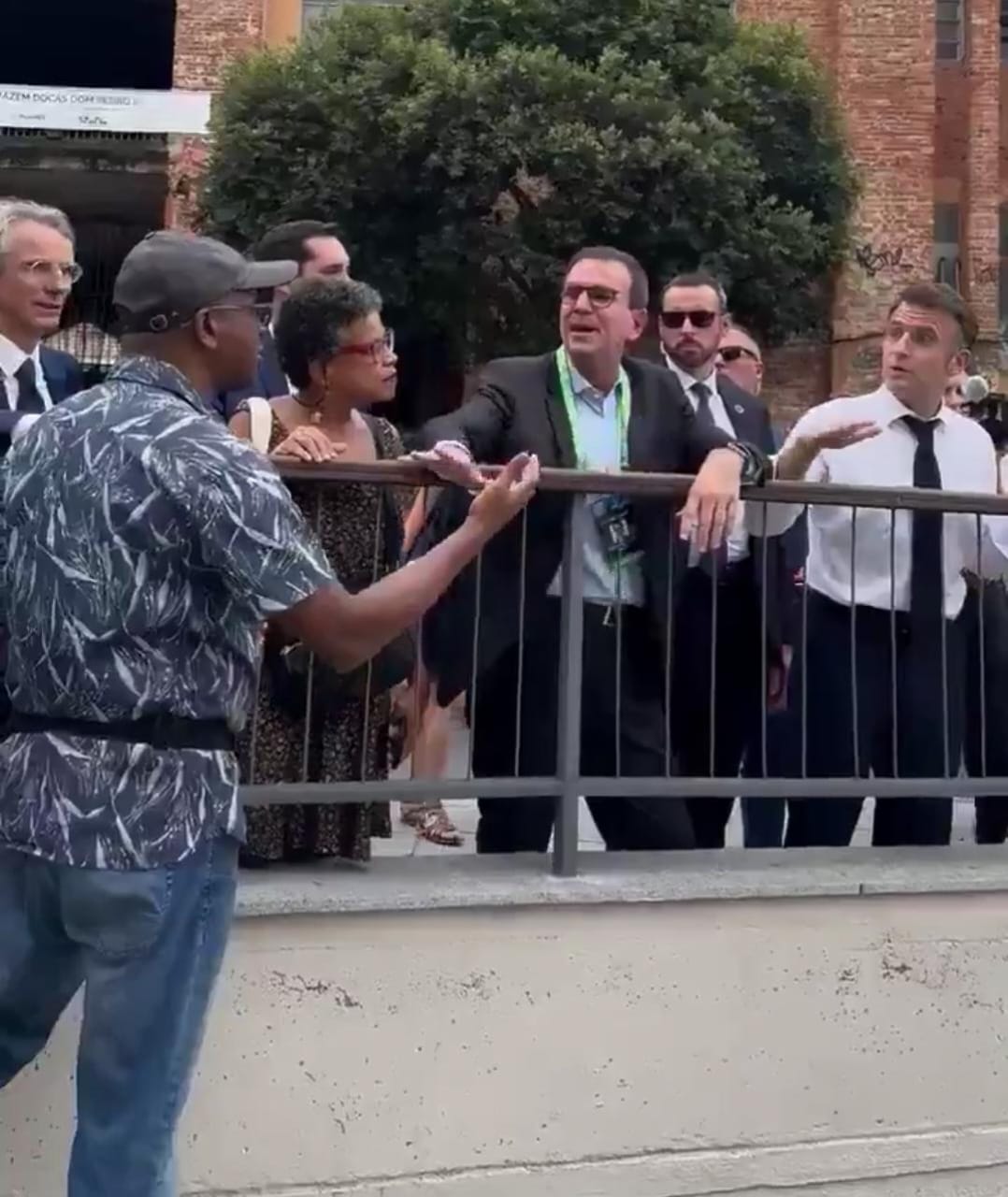 Emmanuel Macron interpellé par un Haïtien 