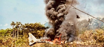 Un avion de l'armée s'écrase au décollage