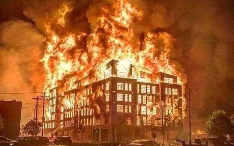Un des  building incendiés par les manifestants 