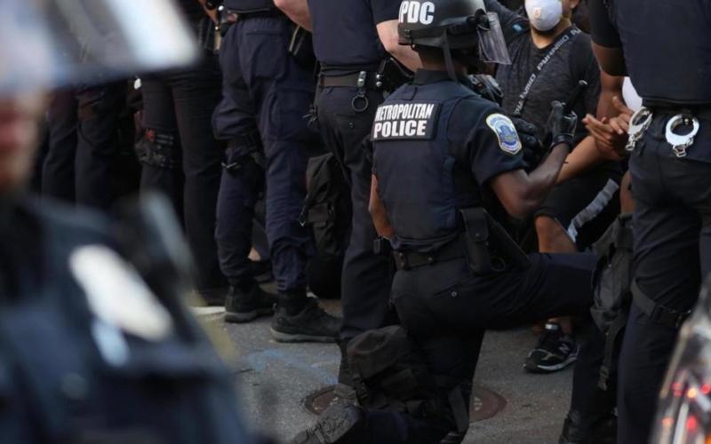 Des policiers solidaires des manifestants 