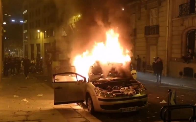 Véhicule en feu à Paris 