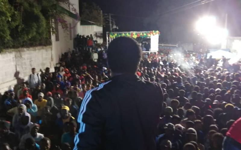 Louco Desir s'adressant au public 