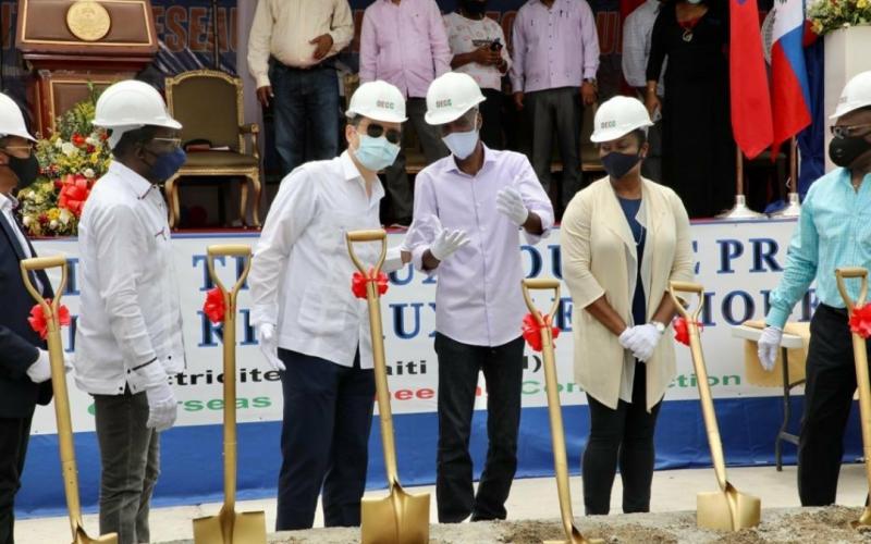 Jovenel Moise lançant les travaux du réseau électrique 