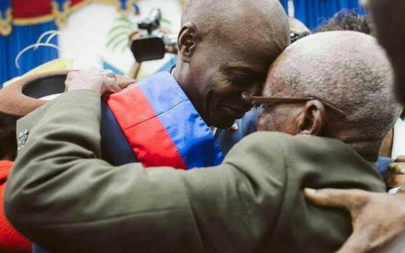 Jovenel Moise et son père lors de l'investiture 