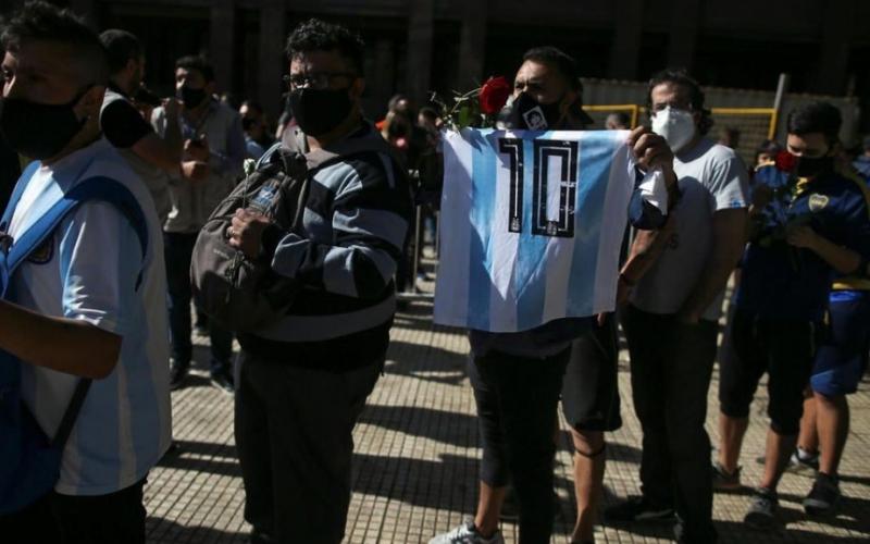 Une foule saluant le départ de Maradona 