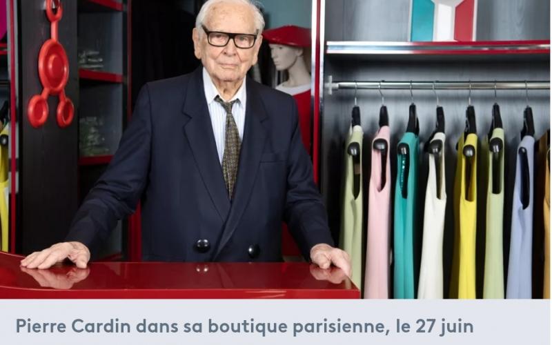 Pierre Cardin, ds sa boutique parisoenne à Paris. 