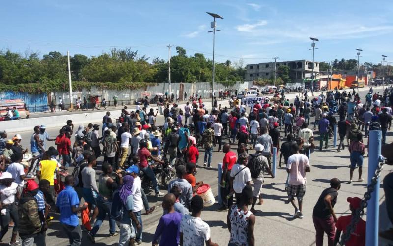 Des manifestants sur la route de Delmas 