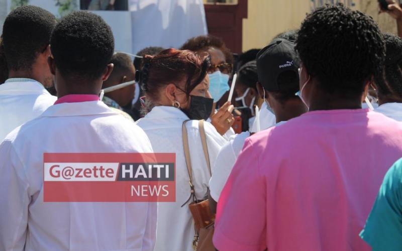 Des medecins devant la clinique du Dr Pady 
