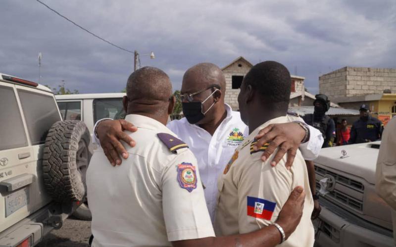Jouthe Joseph ds les rues saluant des policiers 