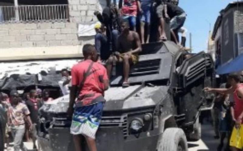Blindé saisi par les bandits à Village de Dieu