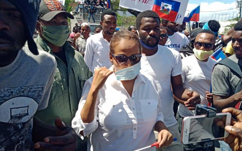 Dr Maryse Narcisse au milieu de la foule
