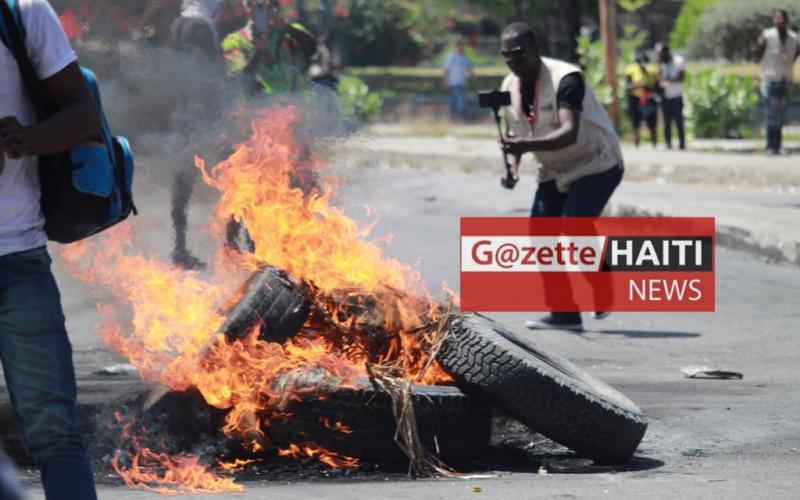 Barricades de pneus enflammés sur la chaussée 