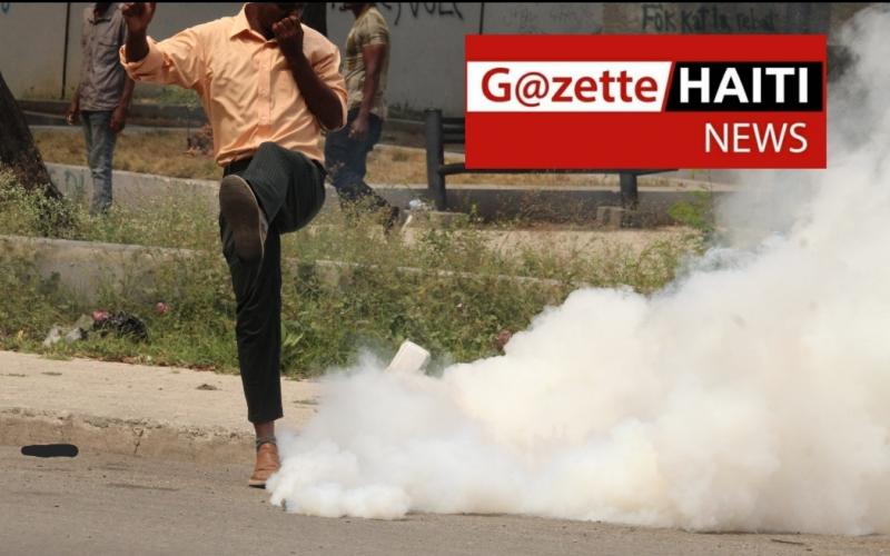 Un manifestant esquivant du gaz lacrymogène 