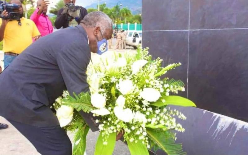 Pradel Henriquez au pied du monument Toussaiint L 