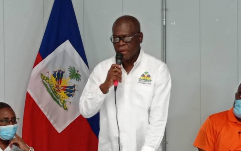 Le PM Joseph Jouthe en conférence de presse  