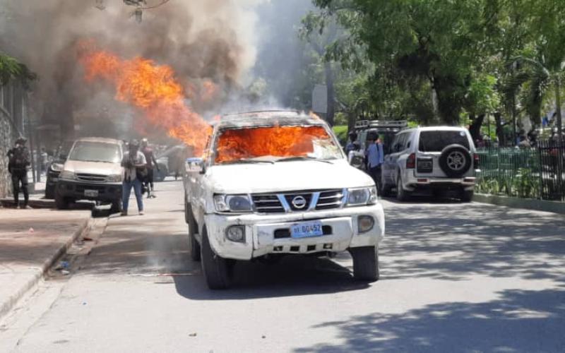 Un véhicule immatriculé Officiel en feu à P.V 