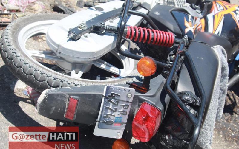 La motocyclette des victimes sur les lieux du crime