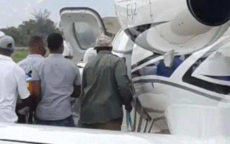 Le président Jean Bertrand Aristide transporté dans l'avion