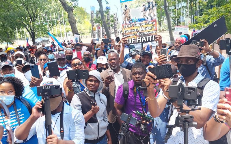 La  foule  d'haïtiens  devant l'ONU 