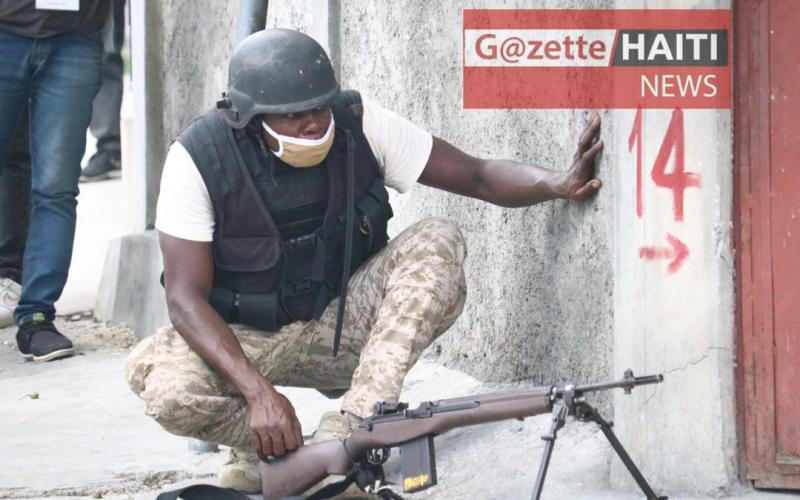 Un policoer derière son fusil 