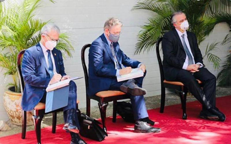 La délégation de l'OEA au Palais National 