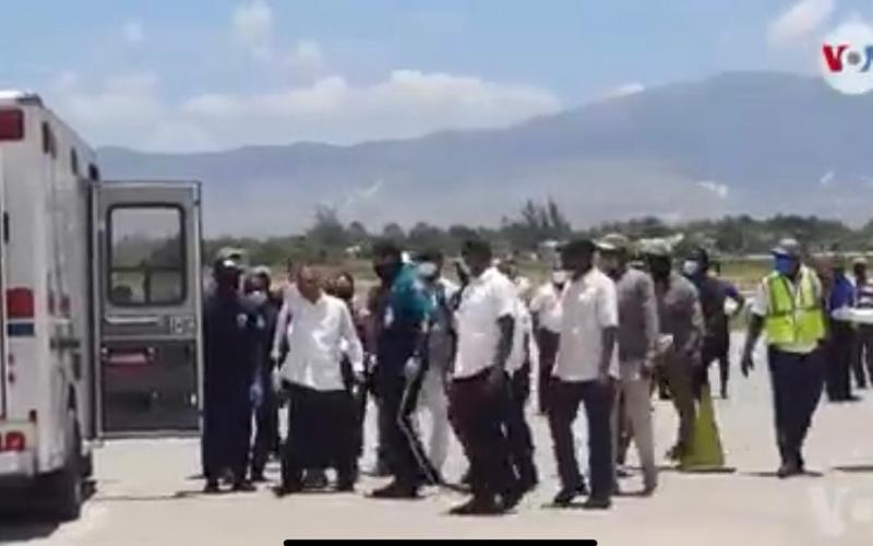 Jean Bertrand Aristide, marchant sur le tarmac 
