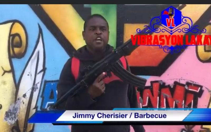 Barbecue fusil d'assault en mains 