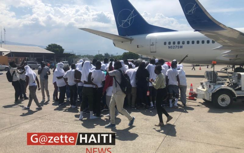 Des migrants haïtiens sur le tarmac de l'aéroport