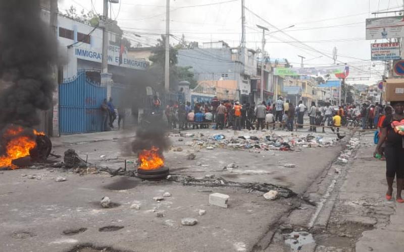 Barricades de pneus enflammés à Lalue 